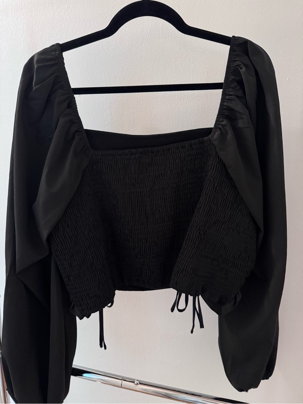 ARULA Black Ruched Long Sleeve Crop Blouse - Picture 3 of 3